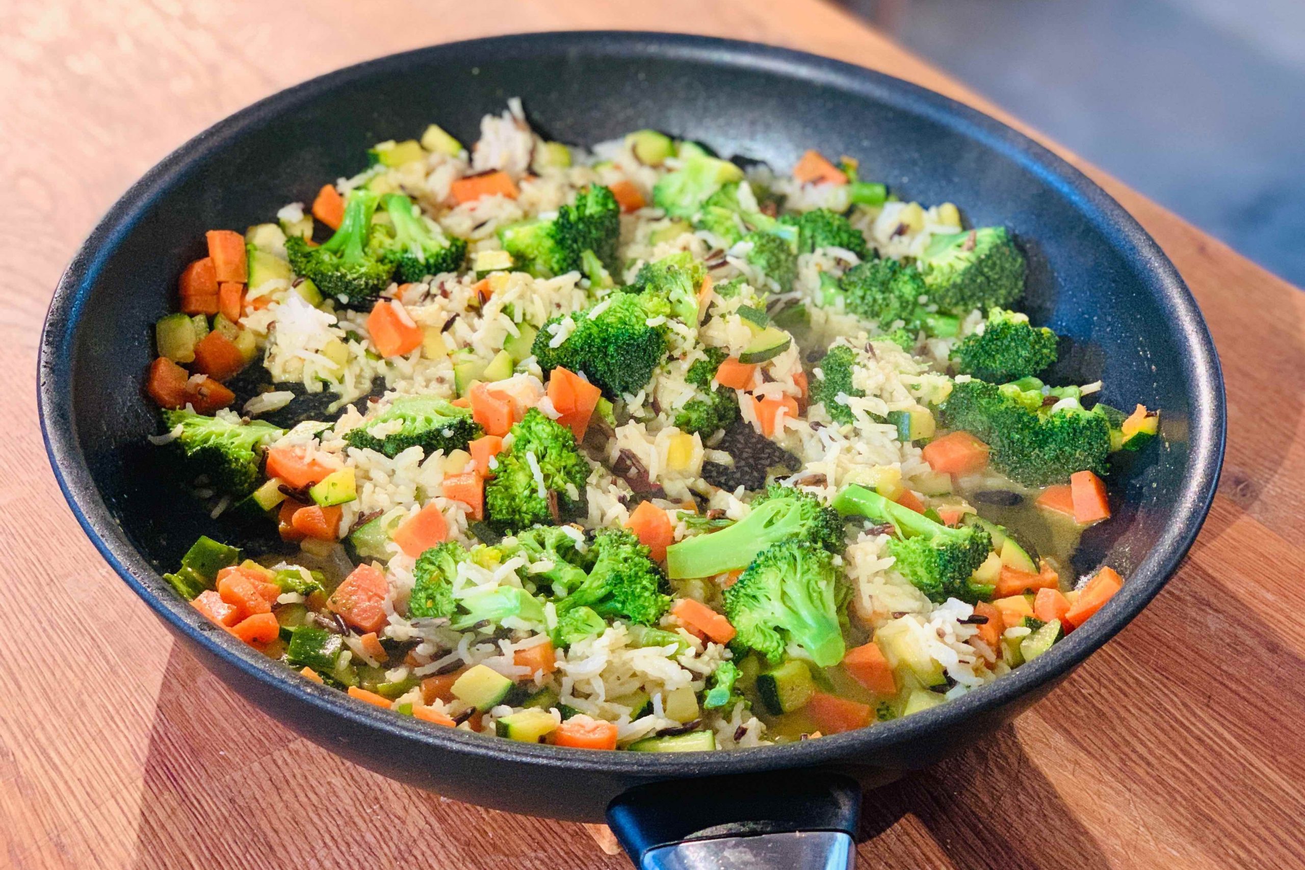 Brokkoli-Gemüse-Pfanne mit Basmati-Reis